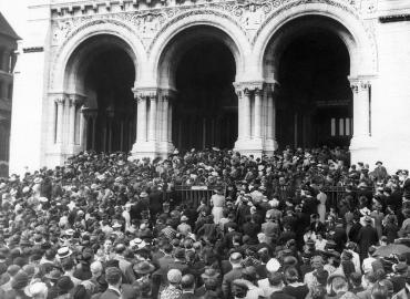 Crowd gathered August 27, 1939, at the Basilica Church of the Sacred Heart in Montmartre, Paris (AP)